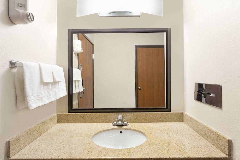 Baymont By Wyndham Beloit Hotel Luaran gambar